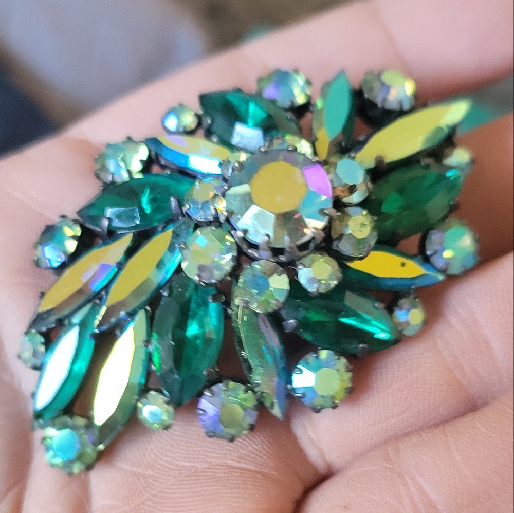 Vintage mid century unmarked Jappaned REGENCY? OR REGENCY STYLE 2.75" brooch